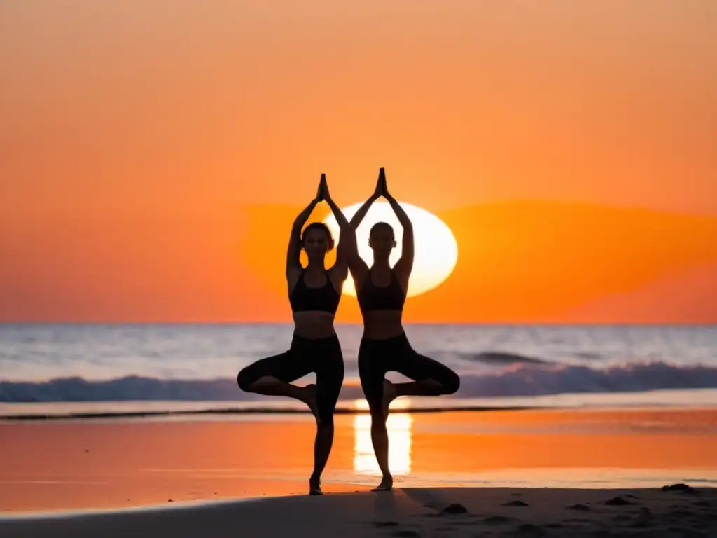 Una pareja practica yoga en la playa al atardecer, fortaleciendo su conexión y su sistema inmunológico